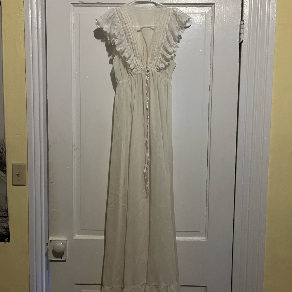 Val Mode Elegant White Lace Trim Nightgown Gunne Sax Style